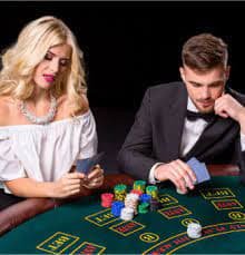 Pengguna membaca strategi dasar Blackjack